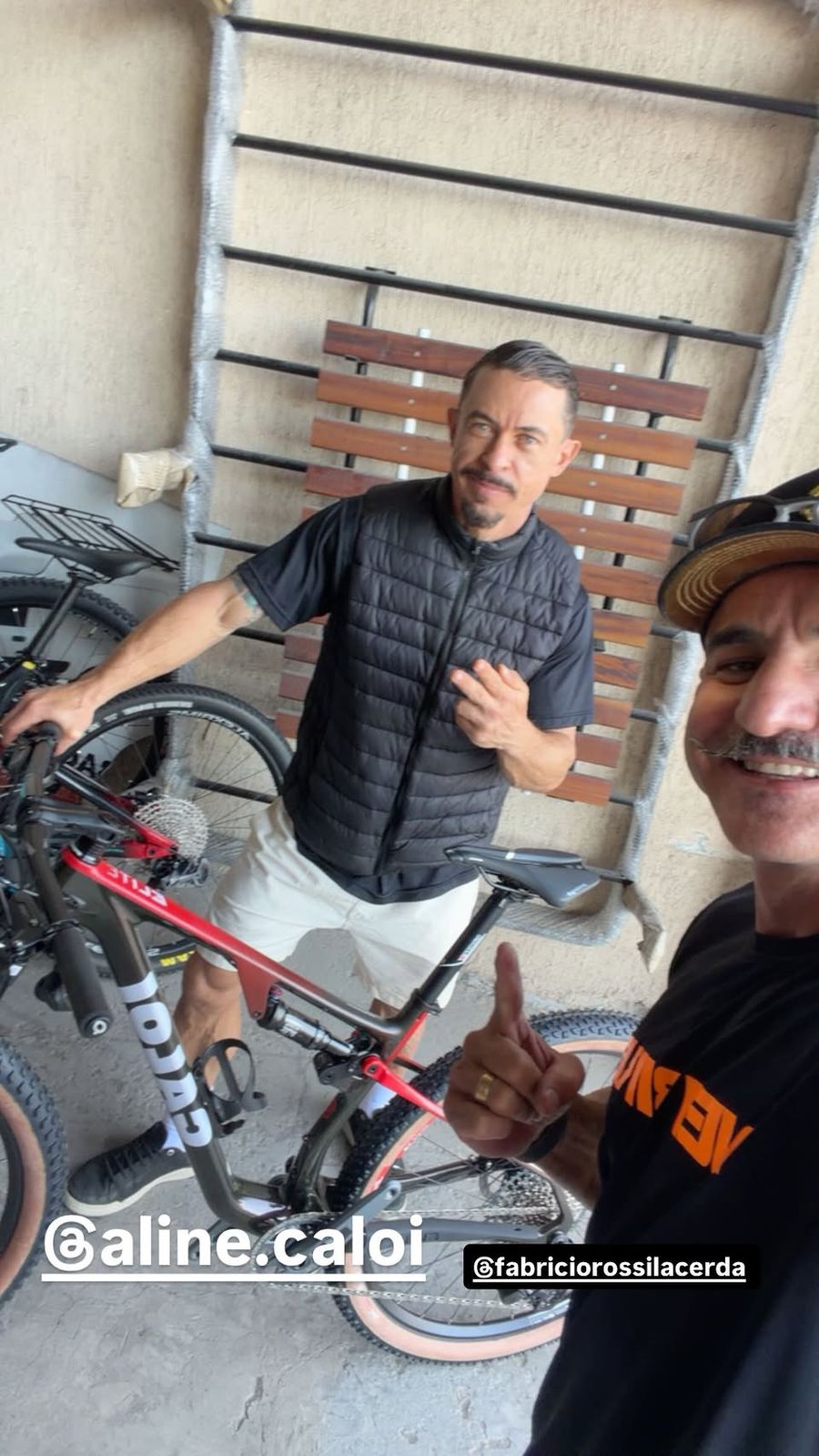 Cliente com mountain bike Caloi na loja Nei Bike Center
