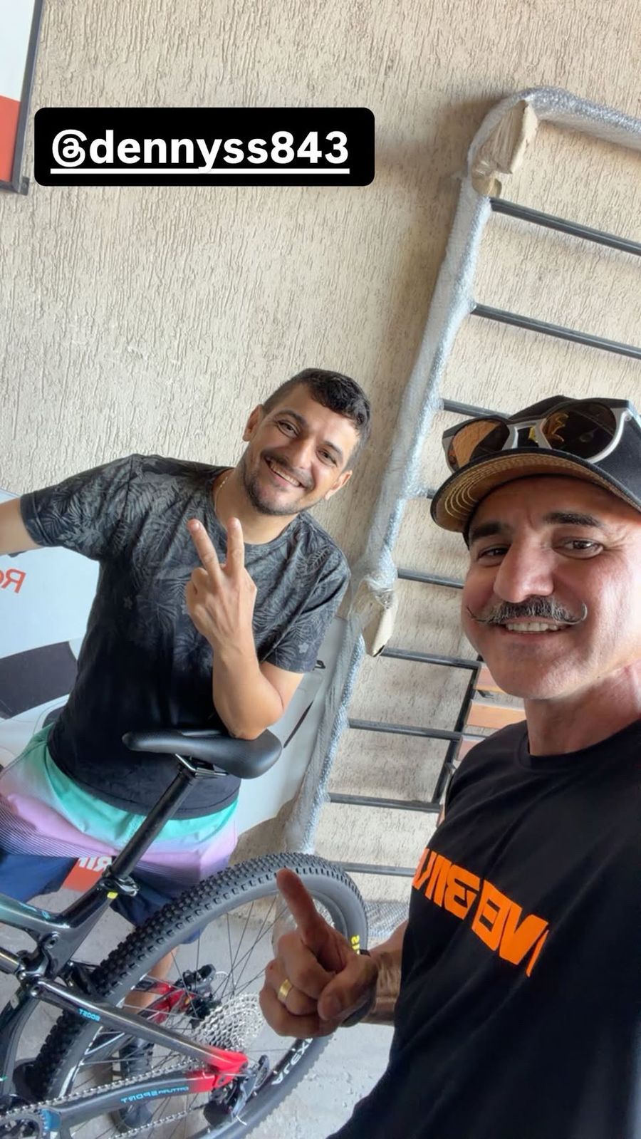 Cliente recebendo nova bike na Nei Bike Center