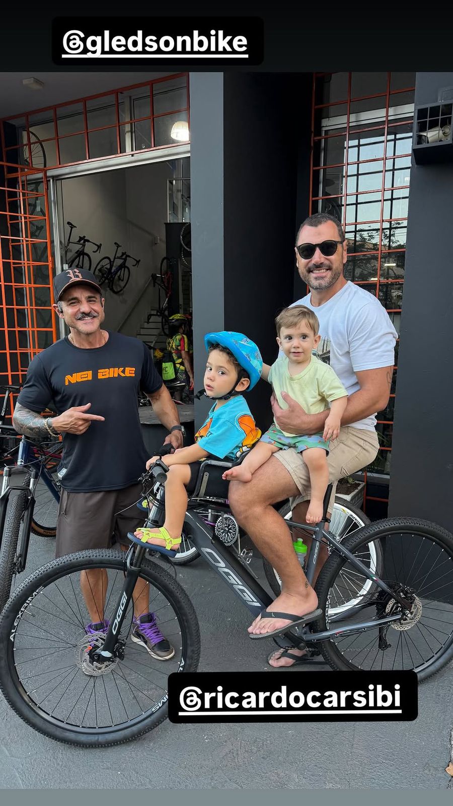 Família cliente da Nei Bike Center com bike Oggi