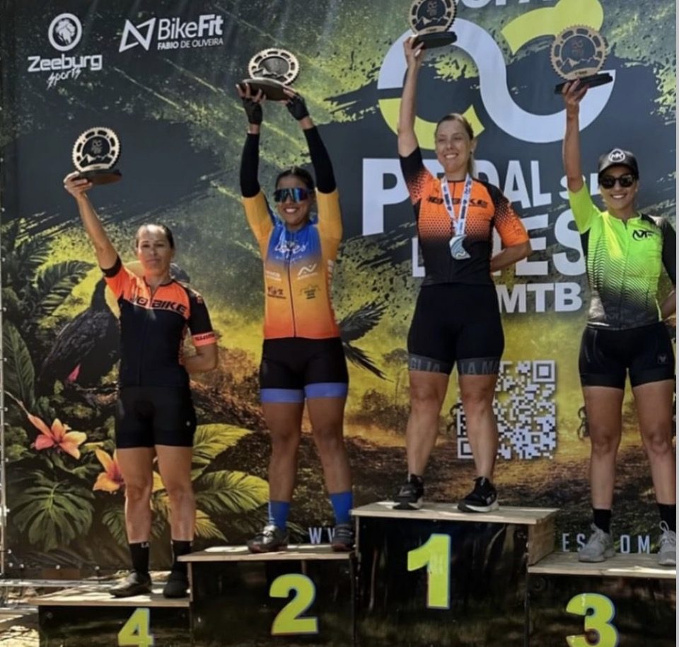 Atletas no pódio da Copa Pedal Sem Limites de MTB com a Nei Bike Center